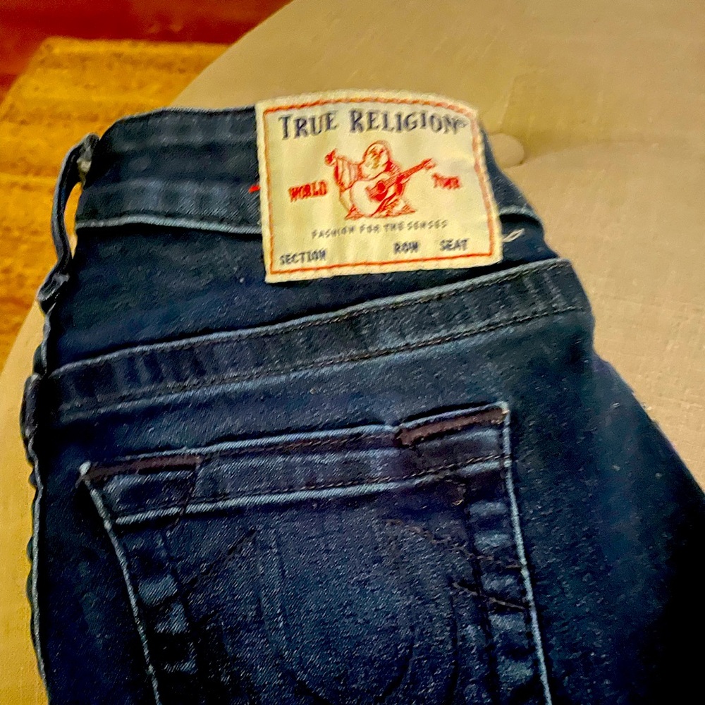 Barely worn TRUE RELIGION skinny jeans, size 25. Great condition!